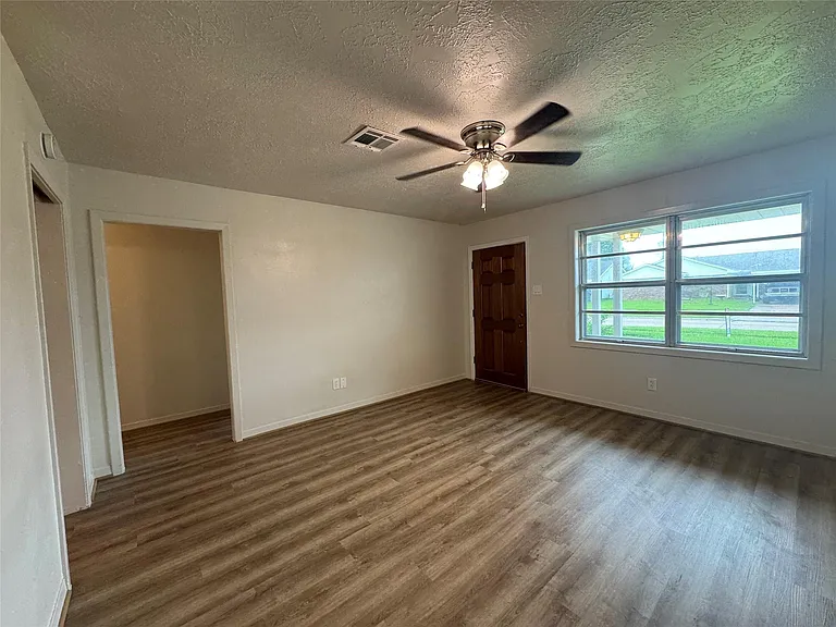 2611 Prairie Ave — Photo 6