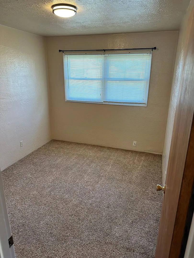 Medford 2 Bedroom, 1 bath Duplex with Fenced Yard — Photo 4