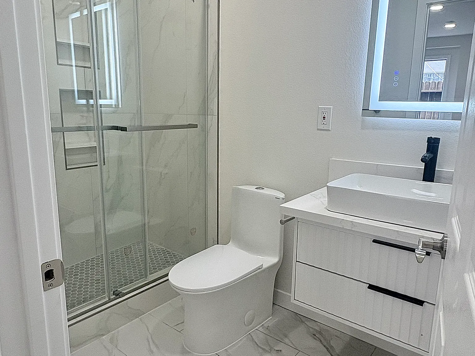 2 bed, 420 sqft, $1,950 — Photo 4