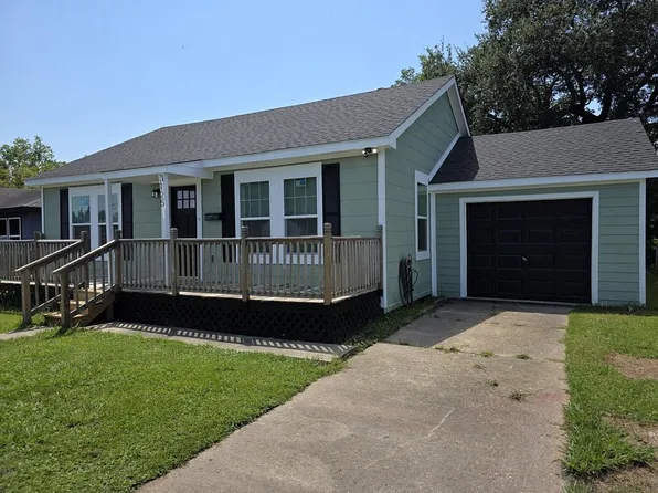 3125 South Dr, Groves, TX 77619