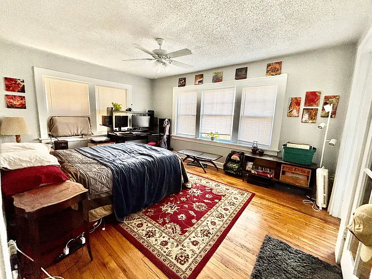 Valentine Place Apartments — Photo 14