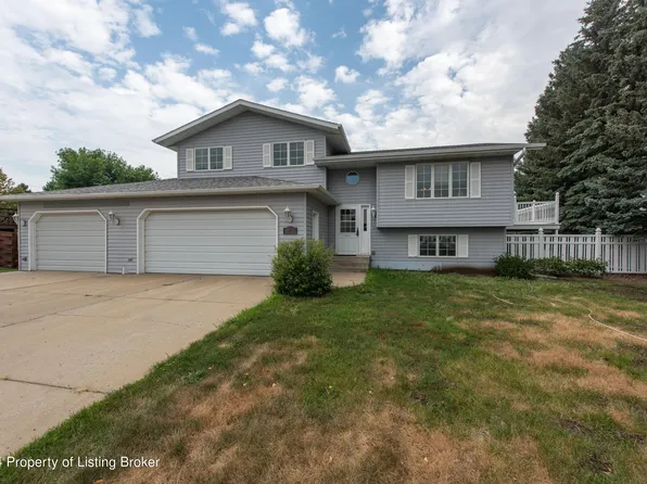 927 Eaton Dr, Dickinson, ND 58601