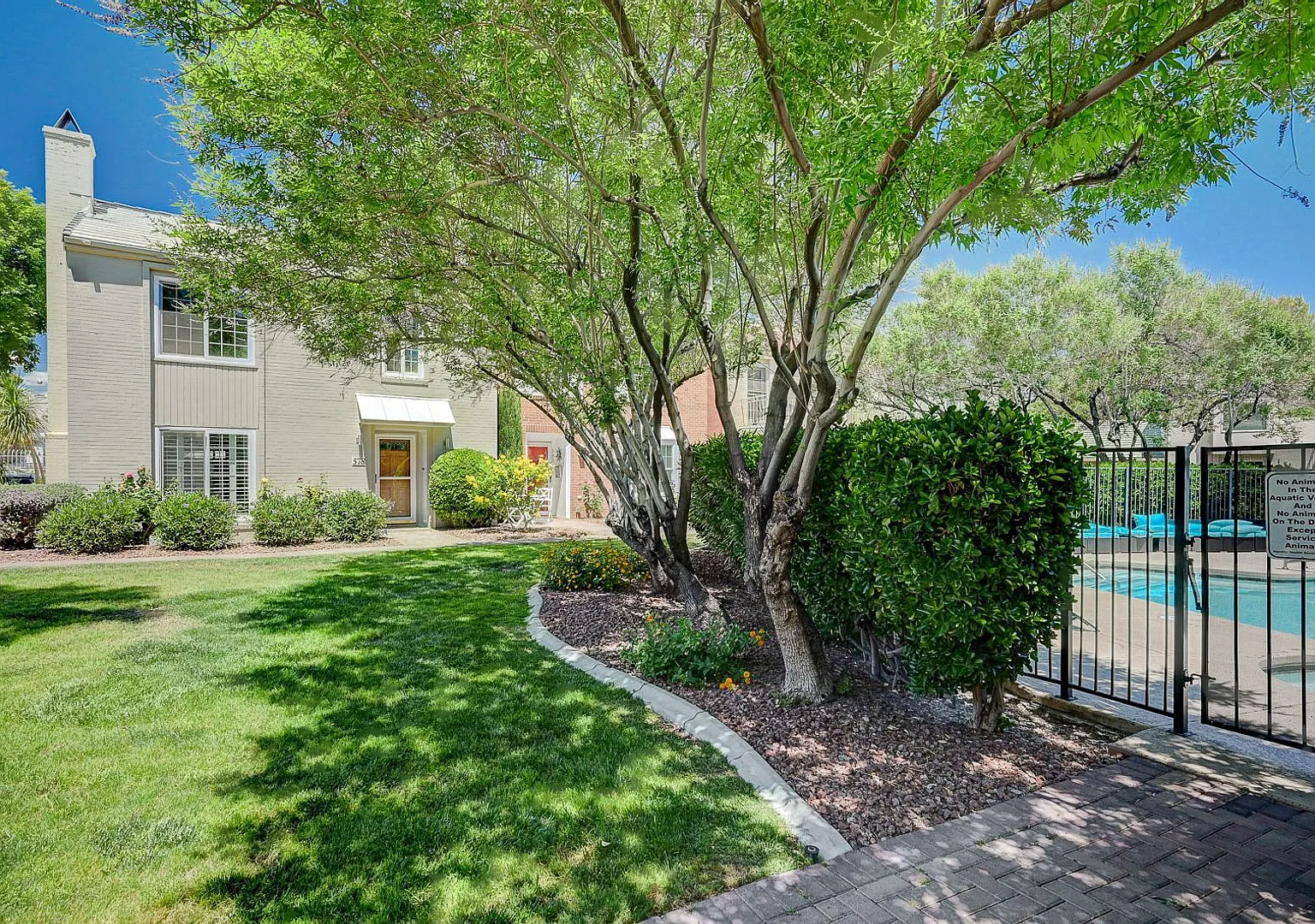 Beautiful 2 Bedroom Townhome in Guard-Gated Community Prime Location! — Photo 2