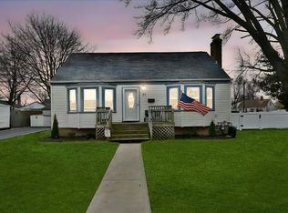 27 Francine Dr N, Massapequa, NY 11758