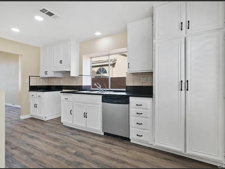 1645 W Victoria St — Photo 12