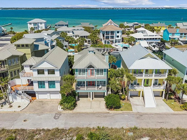 1070 Fort Pickens Rd — Photo 2