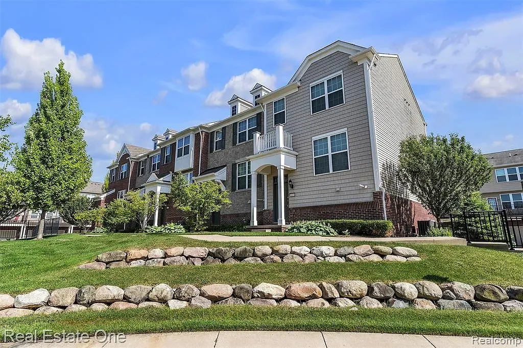 3 bed, 2.5 bath, 1520 sqft, $2,450 — Photo 2