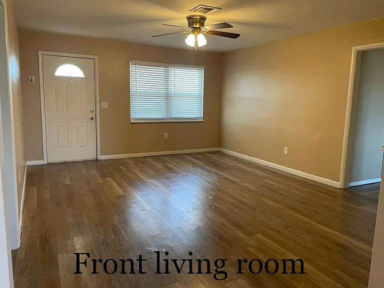 4200 E Interstate Highway 35 Frontage Rd — Photo 2