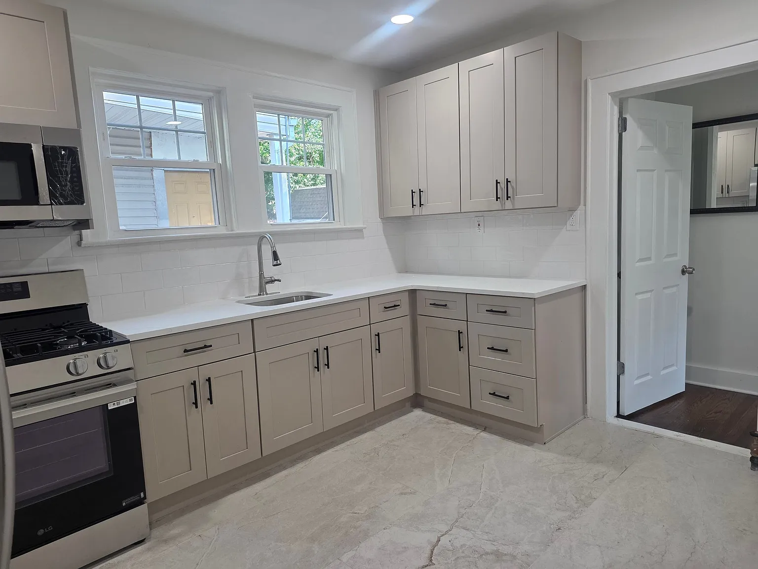 Renovated 3 bedroom 2 bathroom apartment for rent!! — Photo 2
