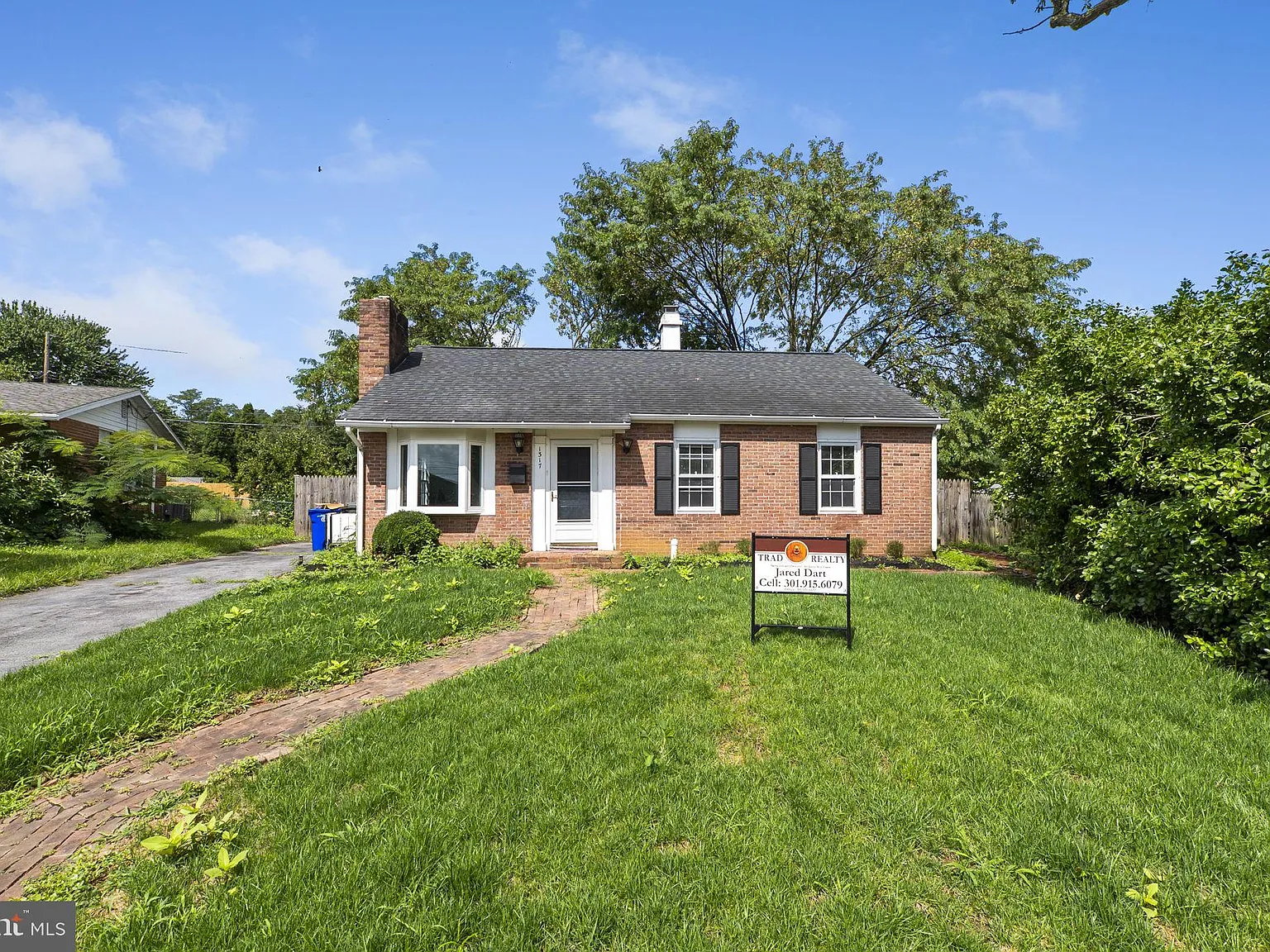 3 bed, 1.0 bath, 1073 sqft, $2,300 — Photo 2