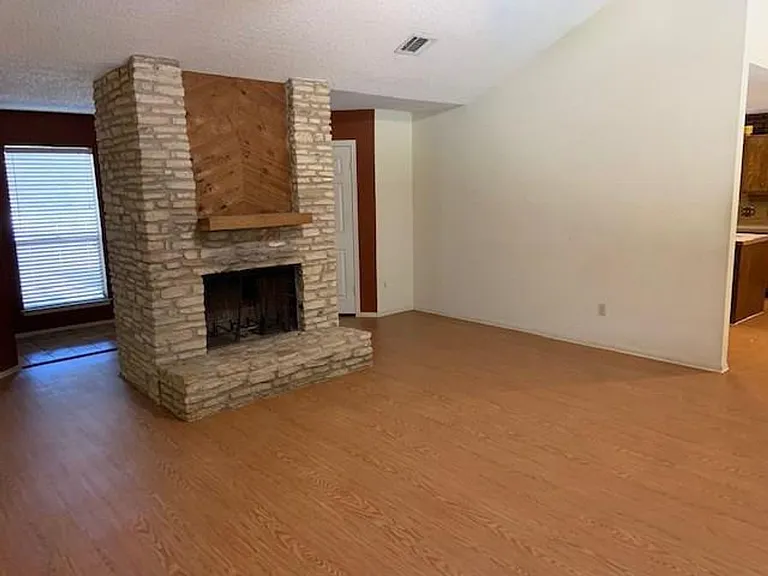 7728 Manassas Dr — Photo 2