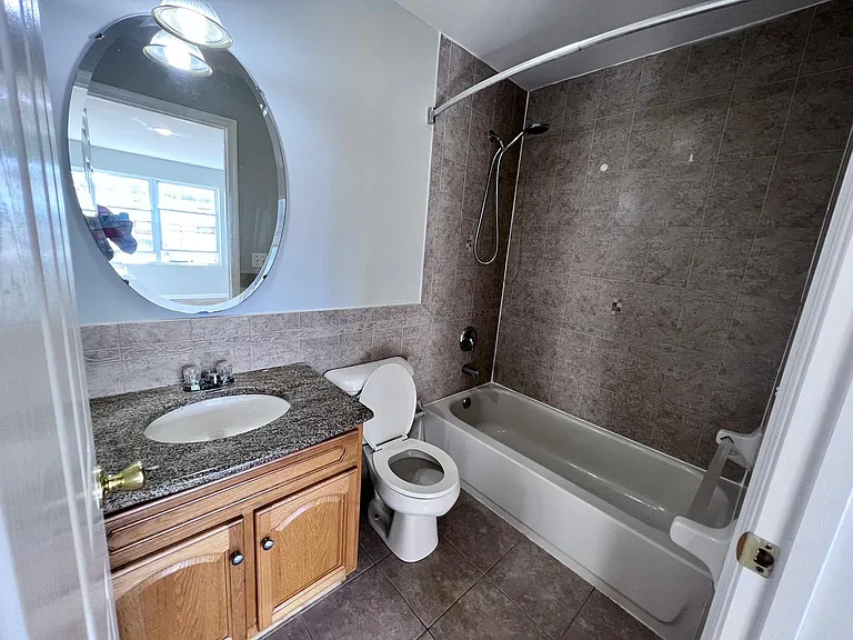629 Roosevelt Ave #FF — Photo 18
