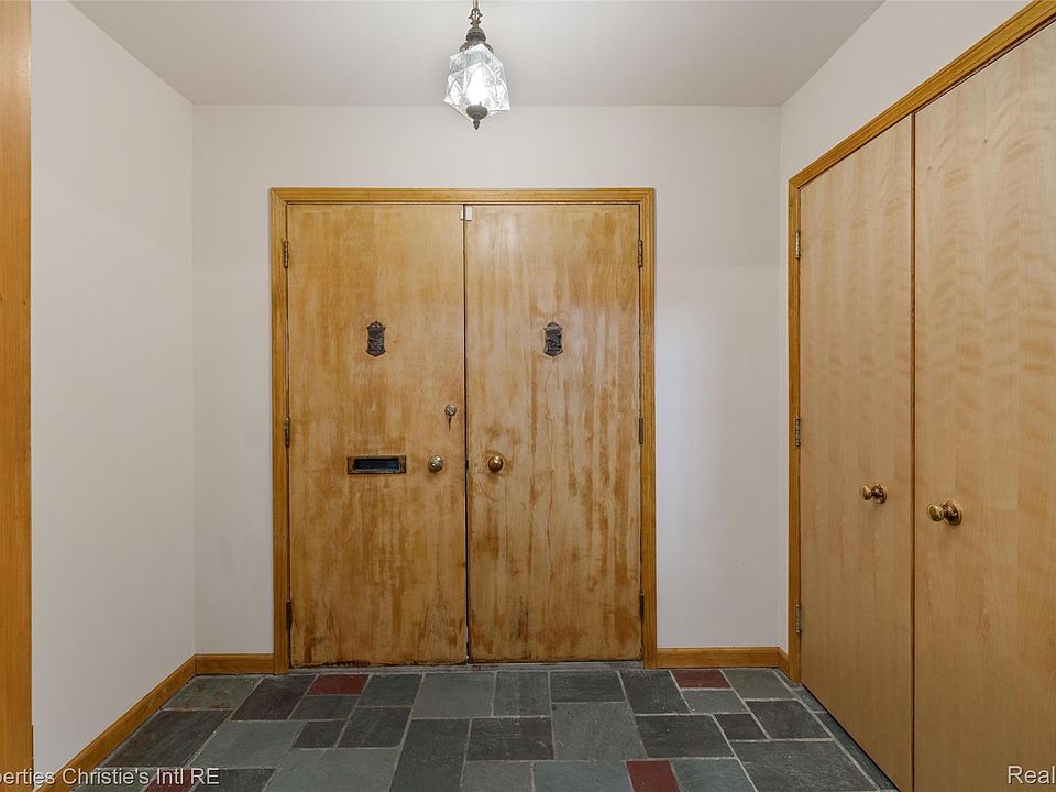 19262 Strathcona Dr, photo 4