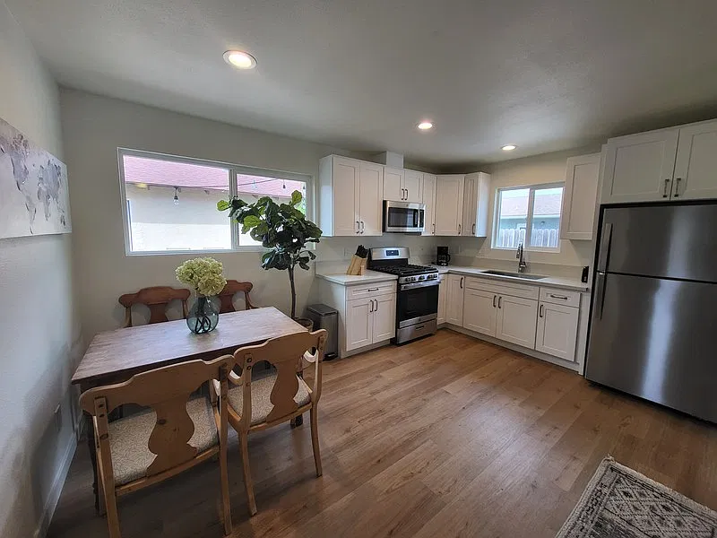 2 bed, 1.0 bath, 749 sqft, $2,500 — Photo 3
