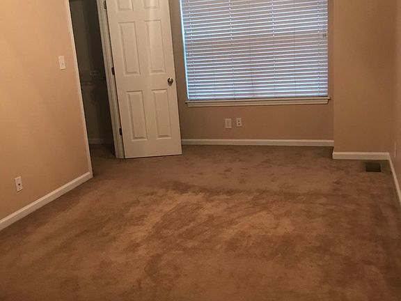 2 huge bedrooms upstairs each with their own bathroom and walk in closet