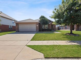 10313 Fossil Valley Dr, Fort Worth, TX 76131