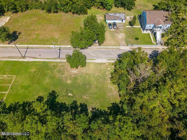1st image of 204 Harrison Ct