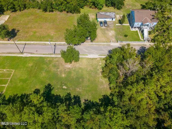 204 Harrison Ct, Bay Saint Louis, MS 39520