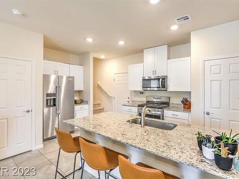 7431 Sunray Point St — Photo 5
