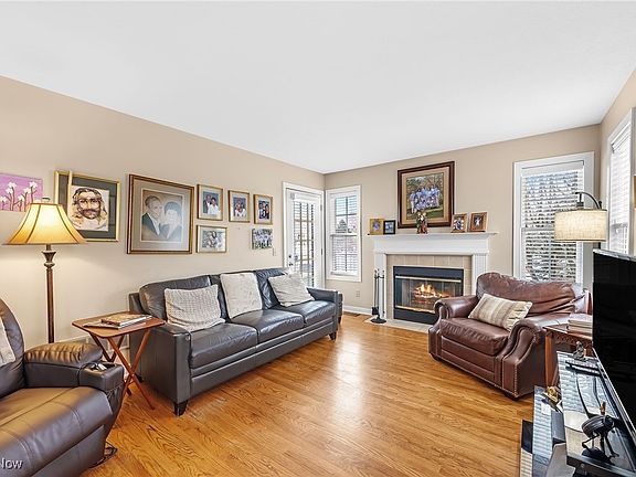 2nd image of 2939 Woodcrest Dr