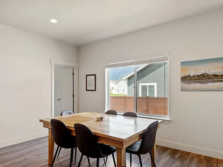322 N 240 E — Photo 15