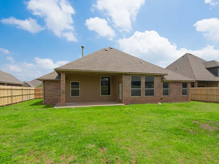 701 Lindsey Ln — Photo 24