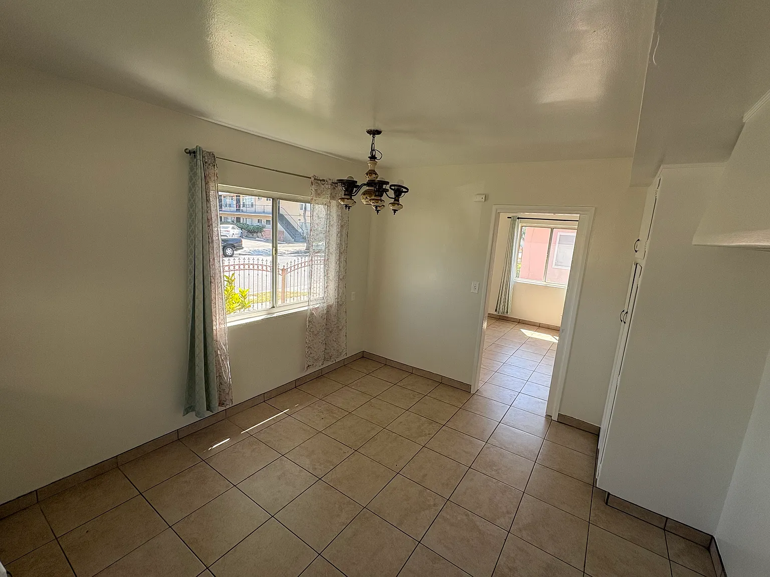 2 bed, 875 sqft, $2,400 — Photo 2
