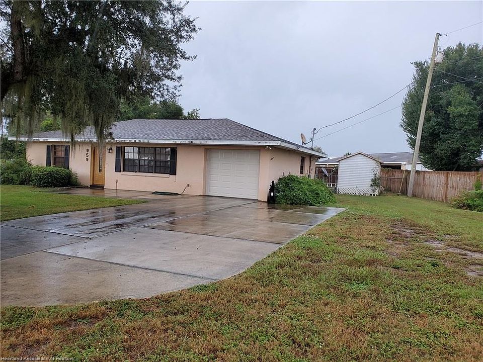 2nd image of 959 Lake Dr E