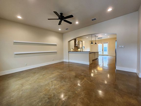 4th image of 611 Stadtbach St