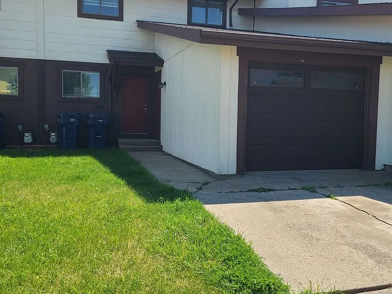 623 Willow Creek Ct — Photo 1