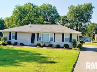 114 Chandler Dr, Mount Carmel, IL 62863