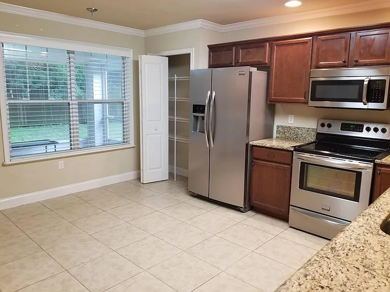 Kitchen (microwave, dishwasher, oven, fridge included)
