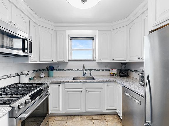 5th image of 5900 Arlington Ave APT 4V