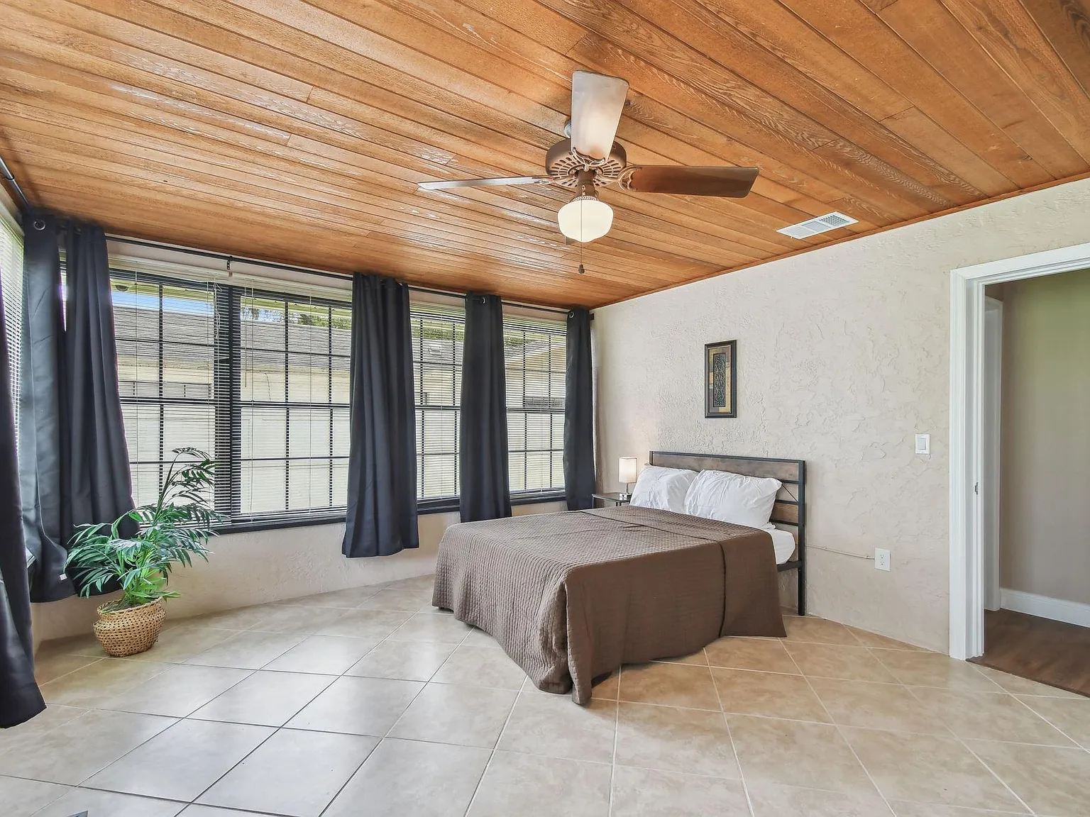 4 bed, 3.0 bath, 2326 sqft, $957 — Photo 1