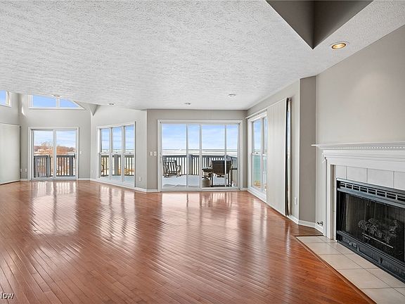 3rd image of 679 2nd St Unit 8