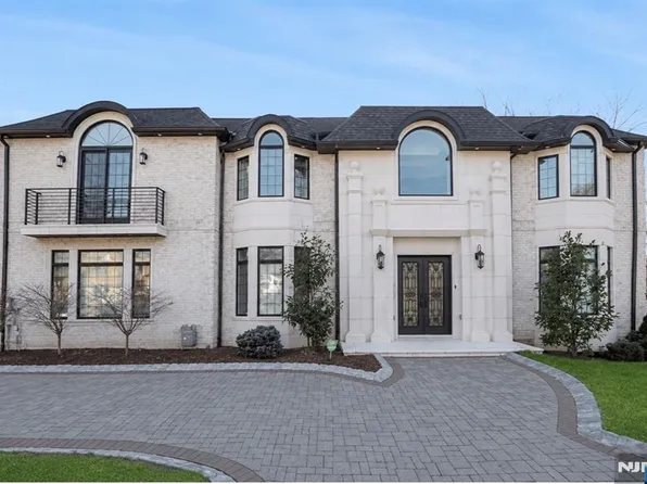 6 Allison Dr, Englewood Cliffs, NJ 07632