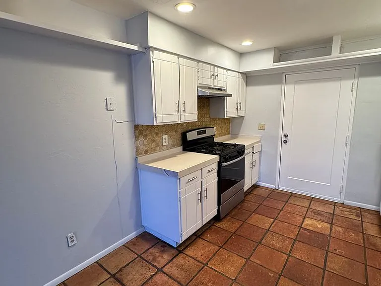 3208 E Almartin St — Photo 7