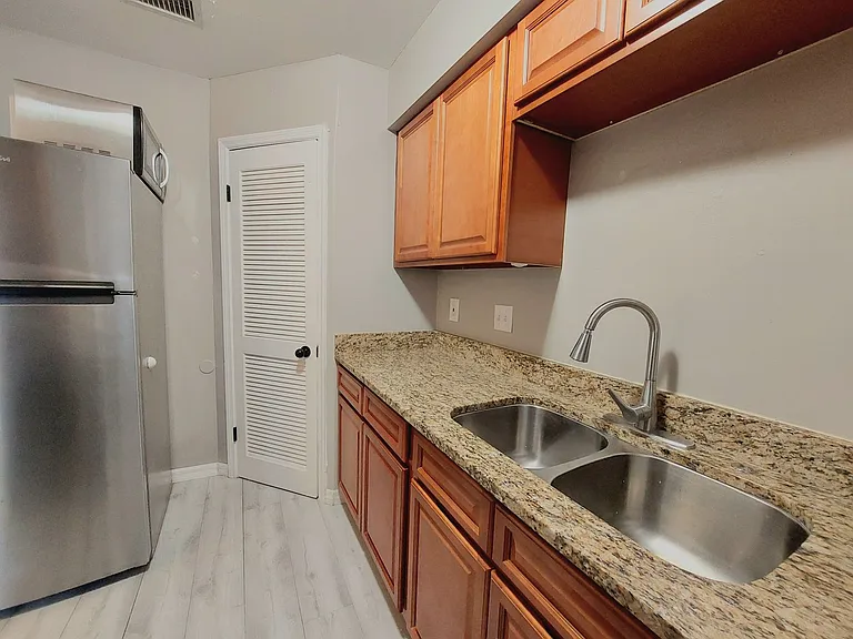 1920 E Edgewood Dr E #N7 — Photo 12