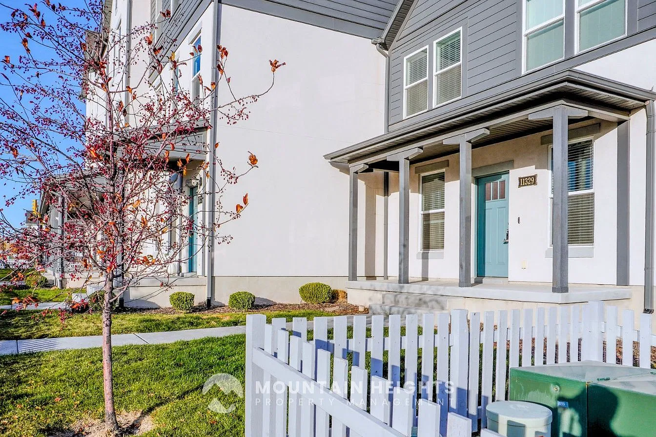 3 bed, 2.5 bath, 1612 sqft, $2,200 — Photo 2