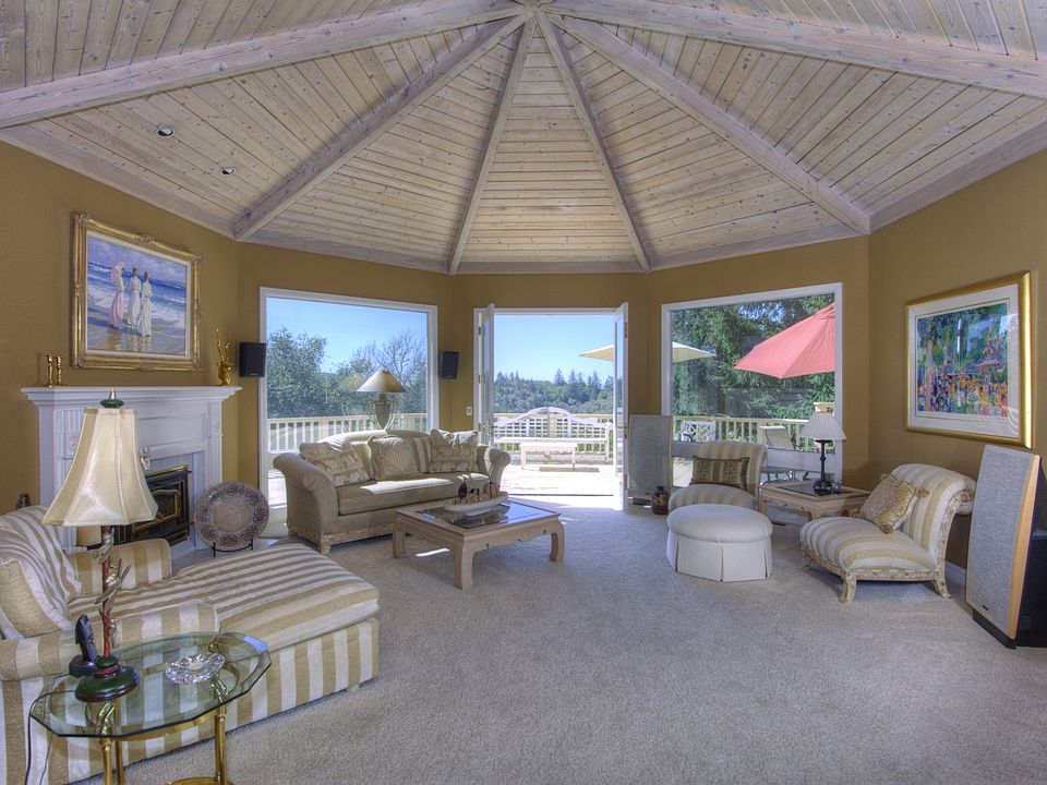 IMPRESSIVE FAMILY ROOM