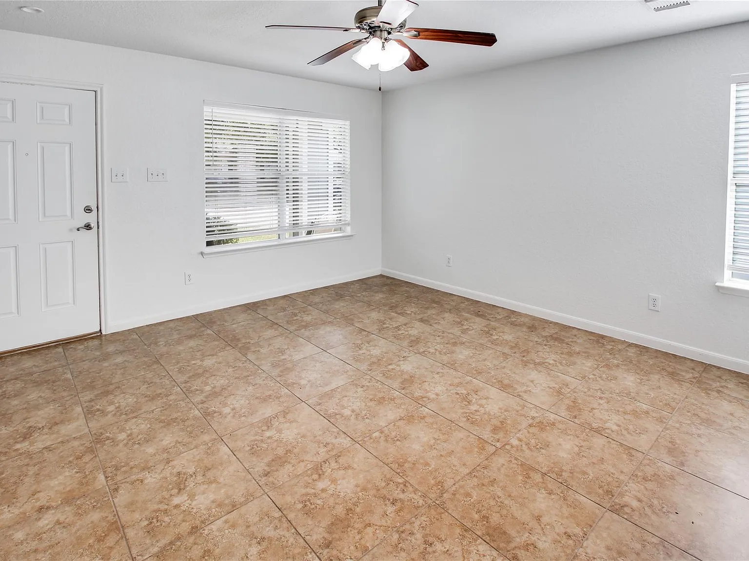 3 bed, 2.5 bath, 1431 sqft, $1,800 — Photo 4
