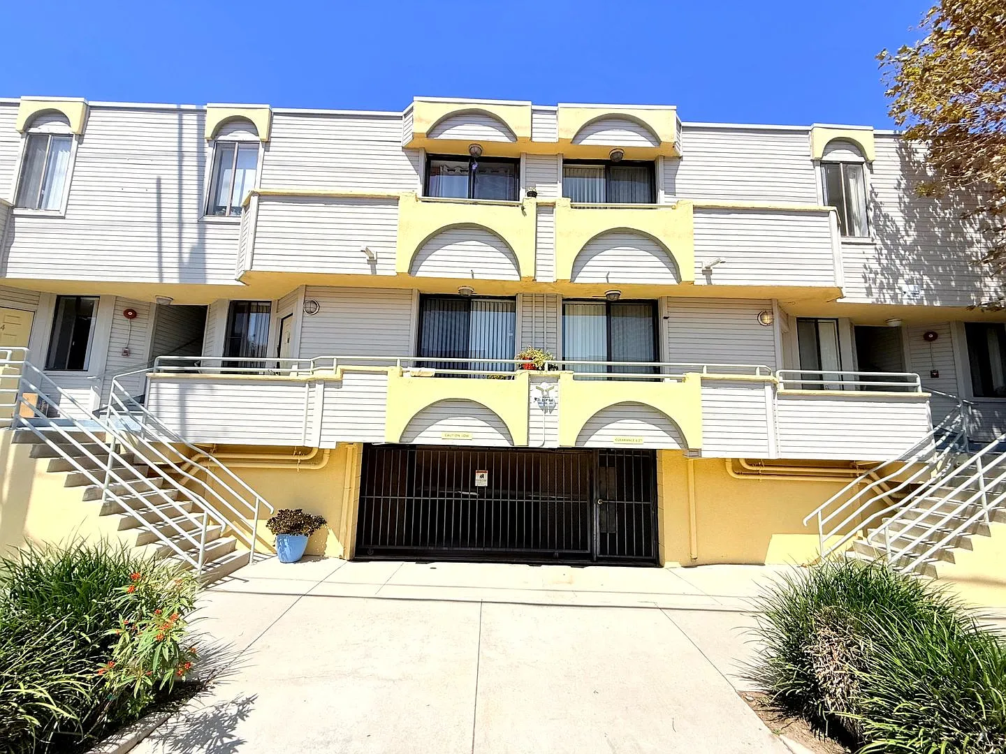 4202 Tujunga Ave — Photo 2