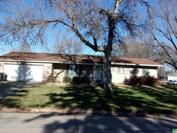 102 W 6th St, Wakefield, NE 68784