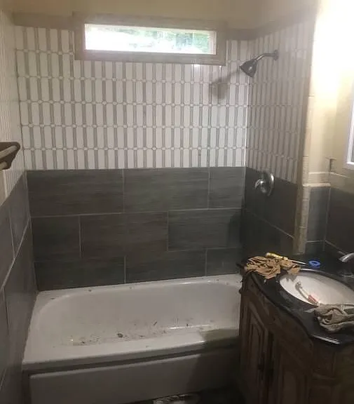 1931 Granville Ter — Photo 1