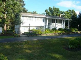 90 Lakeside Dr, New Windsor, NY 12553