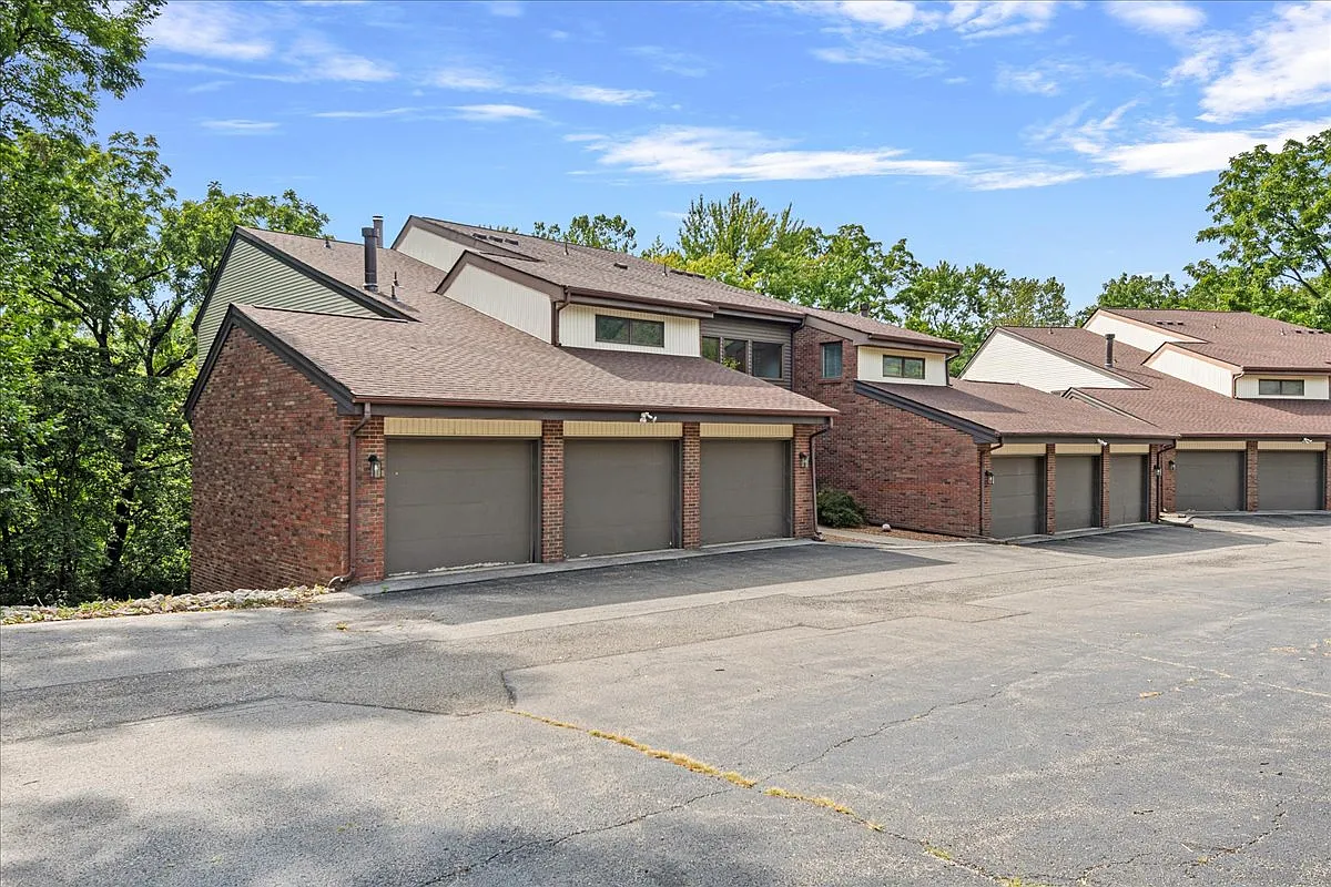 3 bed, 1341 sqft, $2,400 — Photo 3
