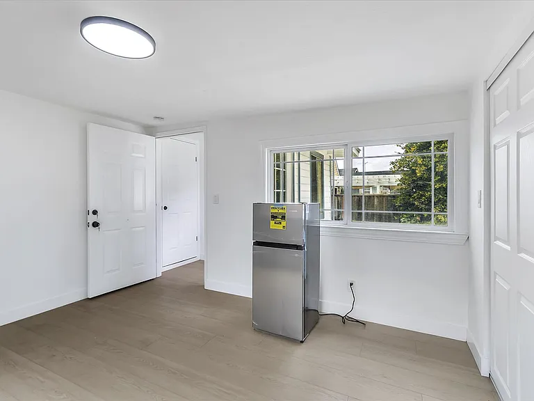 412 Menker Ave #B — Photo 5