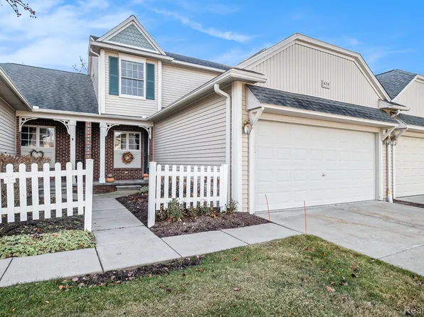 620 Shoreline Dr, Fenton, MI 48430