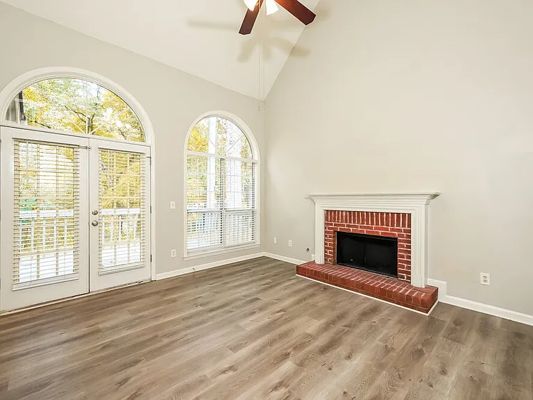 2092 Wedgewood Dr — Photo 4