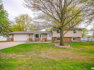 104 Jamestown Ct, Pekin, IL 61554